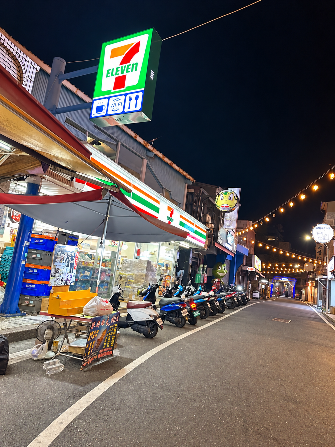 小琉球商圈7-ELEVEN店面與綠色直式招牌夜景